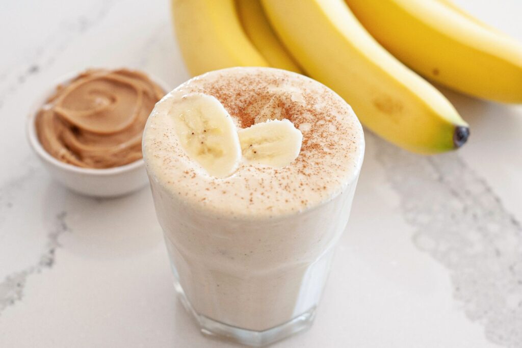 Experimente o saboroso smoothie proteico, uma opção de smoothie saudável ideal para aumentar sua ingestão de proteínas.