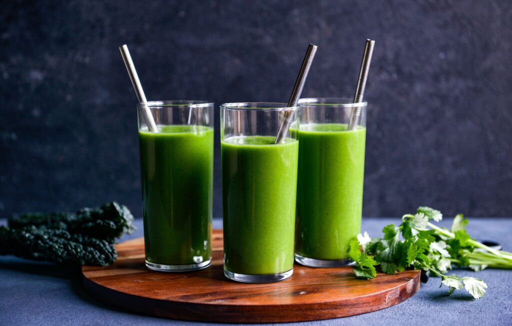 Revitalize seu corpo com o smoothie verde detox, uma das melhores opções de smoothies saudáveis para purificar e energizar.