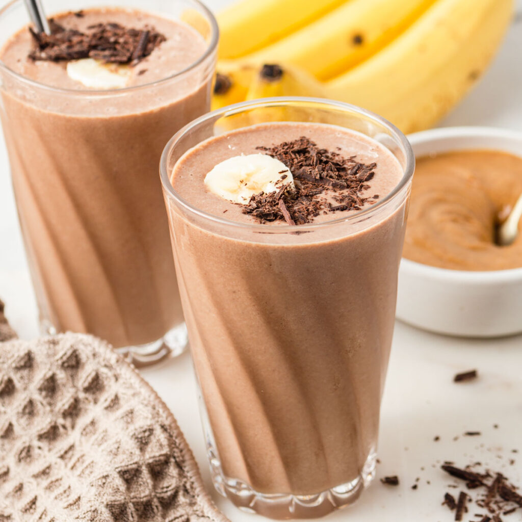 Aproveite a cremosidade do smoothie de banana, uma opção prática e deliciosa dentro do universo dos smoothies saudáveis.