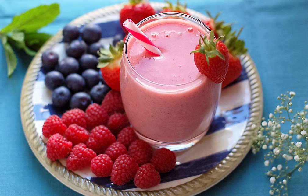 Desfrute do refrescante smoothie de frutas vermelhas, uma deliciosa maneira de aproveitar os smoothies saudáveis repletos de antioxidantes.