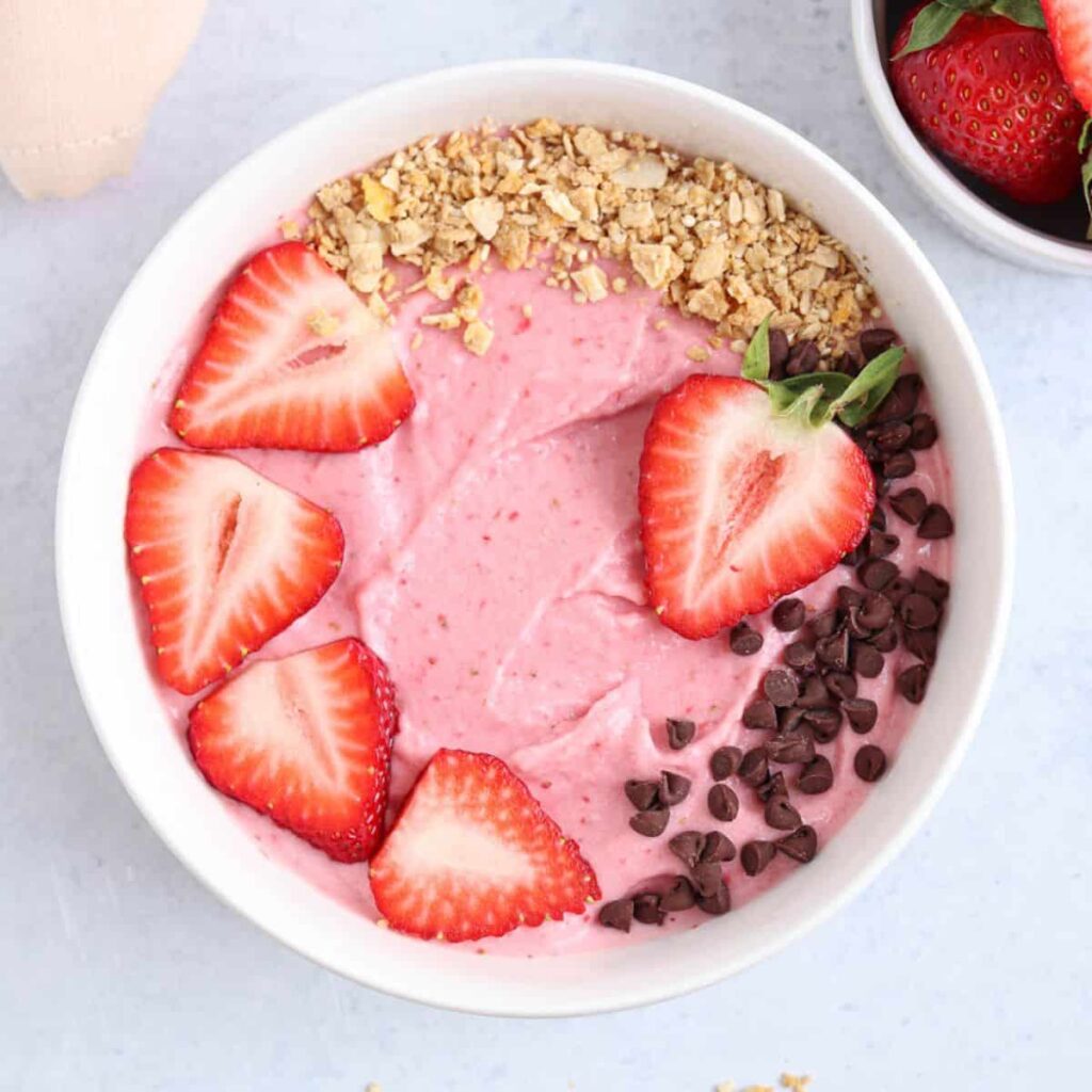 Sabor e nutrição se encontram no smoothie de morango, uma deliciosa opção de smoothie saudável para qualquer hora do dia.