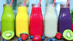Deliciosas e nutritivas combinações de frutas e vegetais, conhecidas como smoothies saudáveis.